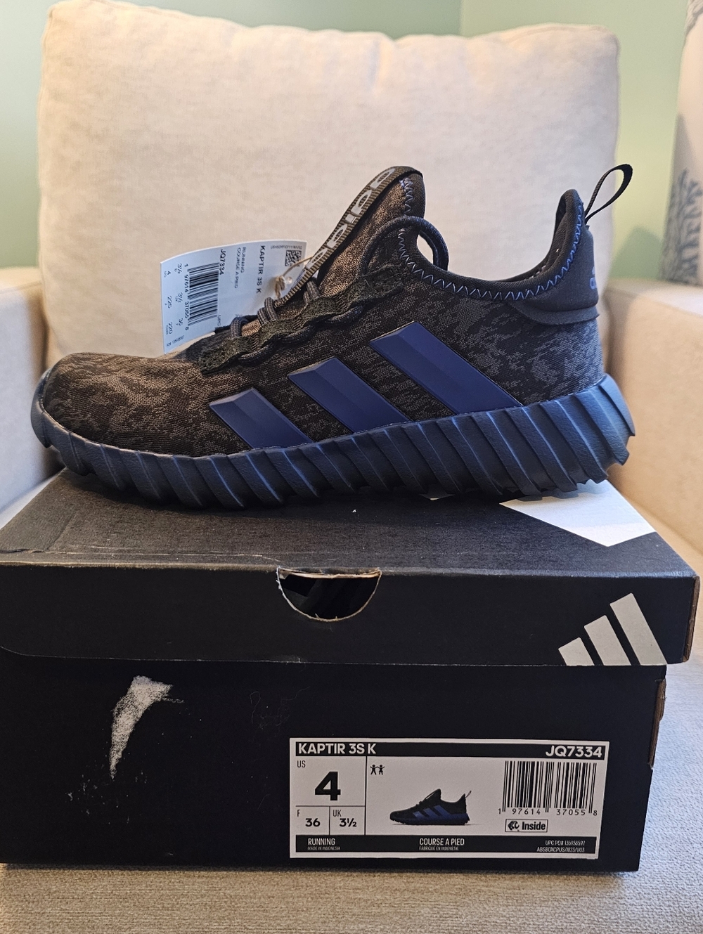 NWT Adidas Kids Kaptir 3S- Black/Blue- Size 4